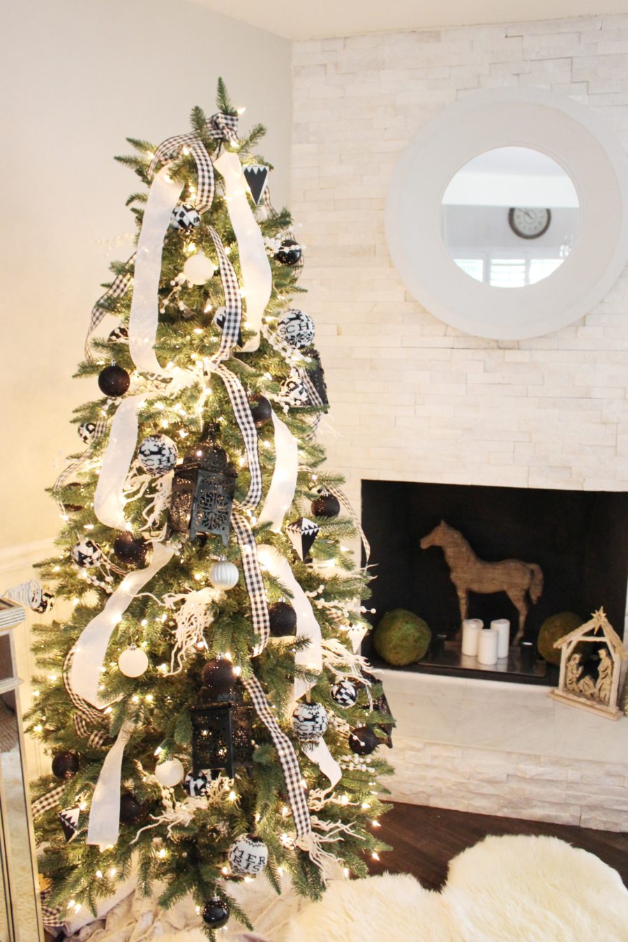 black-and-white-christmas-tree